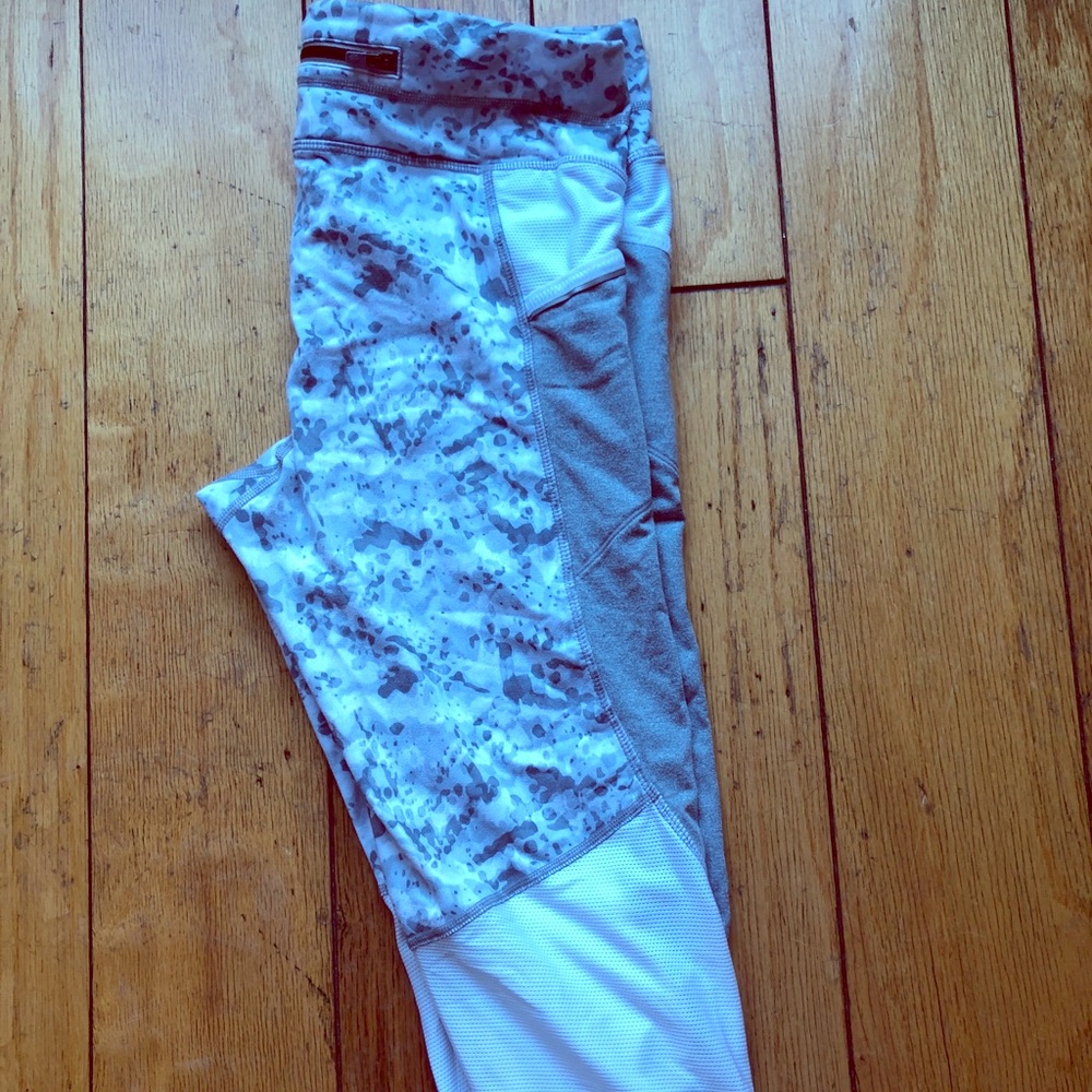 Athleta crop leggings in great condition!